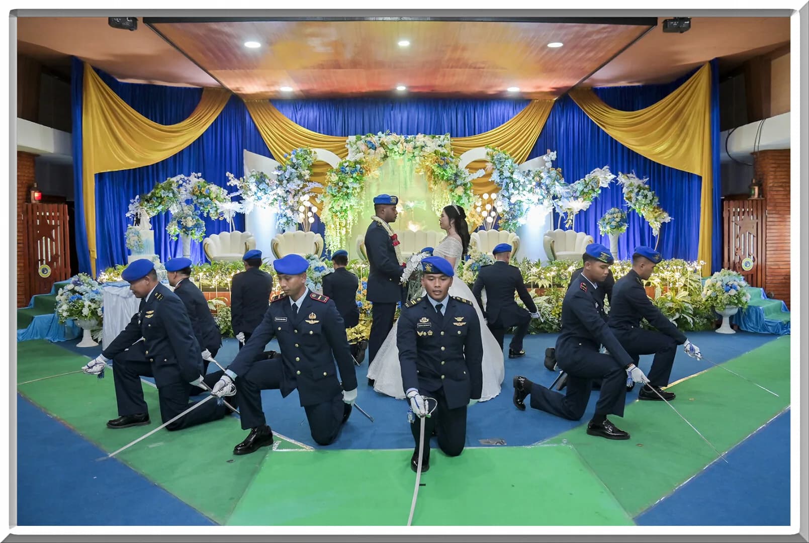 Upacara pedang pora mengelilingi pengantin