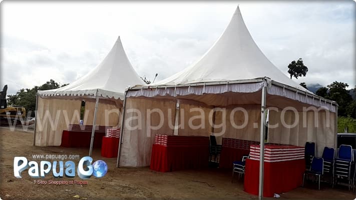 Dua tenda kerucut untuk area acara dalam dokumentasi Event Support Papua Kreatif
