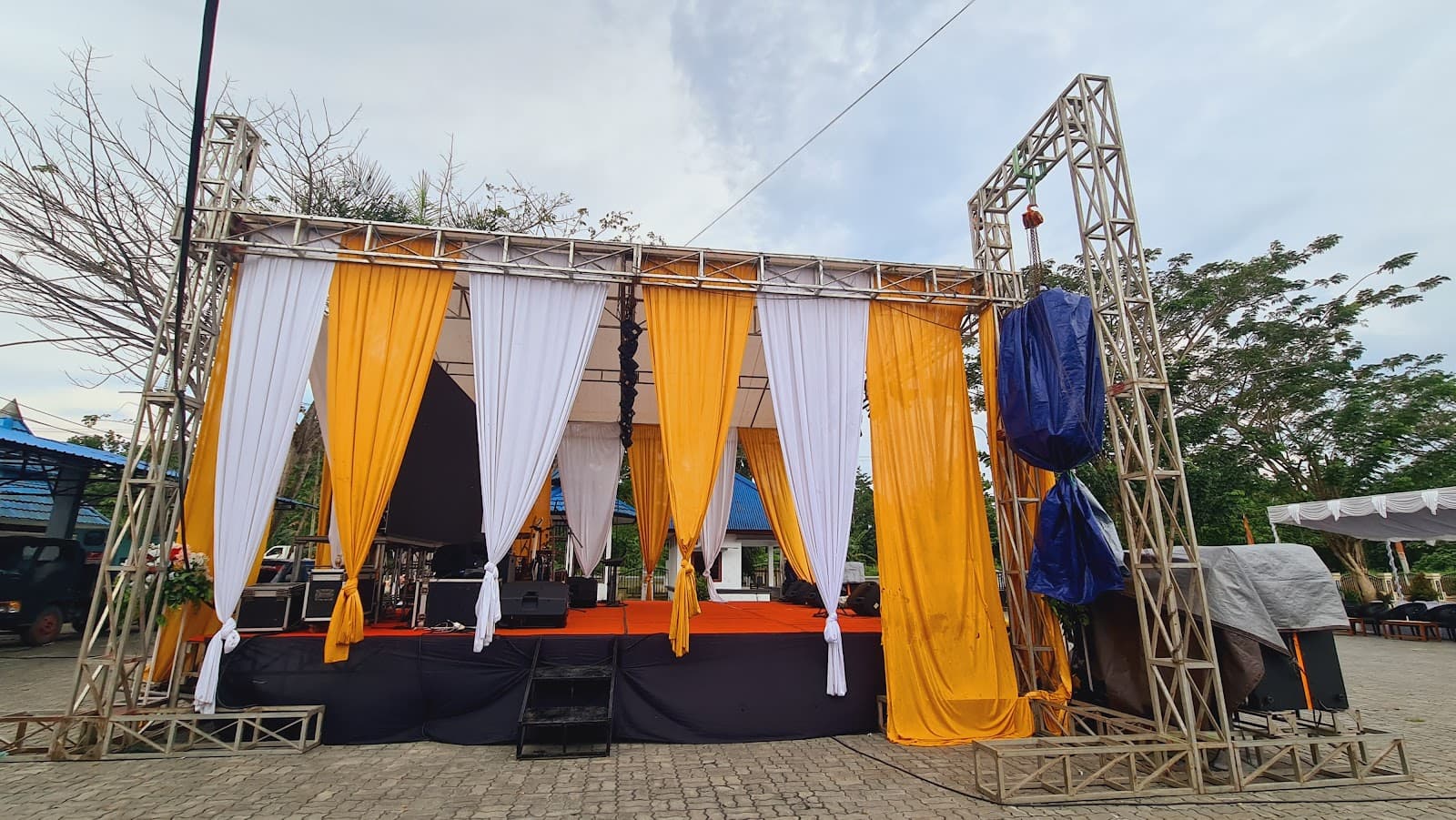 Panggung dan struktur rigging outdoor dalam dokumentasi Papua Kreatif