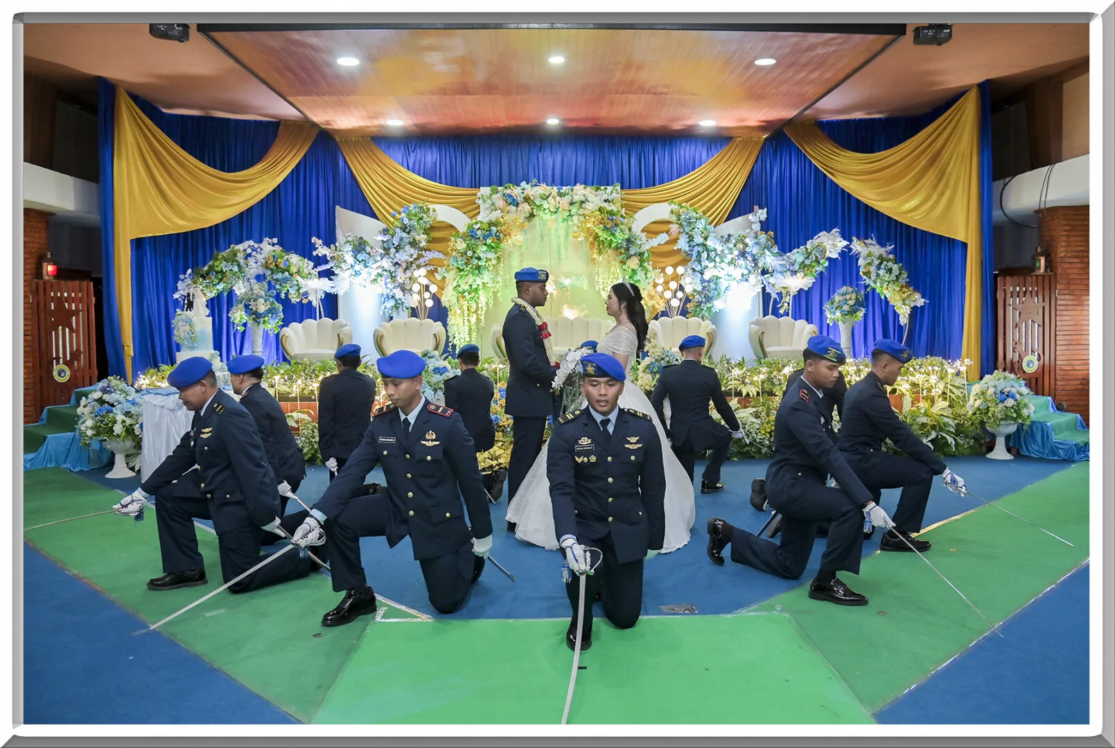 Momen pedang pora mengelilingi pengantin